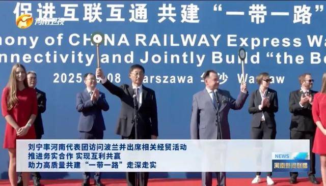 河南省委书记率团访问期间,坐进了飞机驾驶室