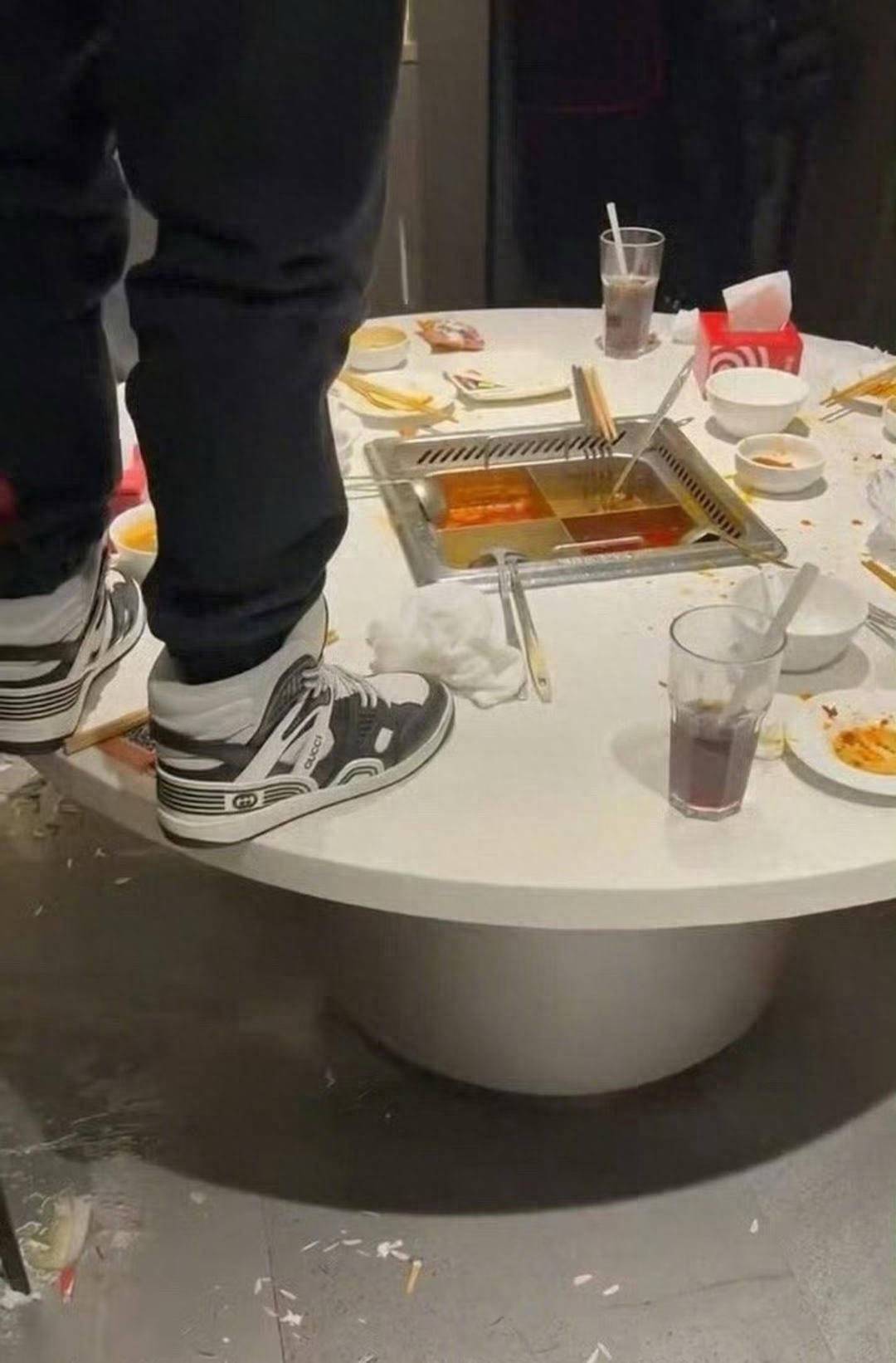 海底捞“小便门”涉案者父母被判赔220万元，律师：明确监护人责任，合理确定赔偿