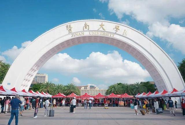 全红婵已到暨南大学报到，与体育学院院长苏炳添合影留念