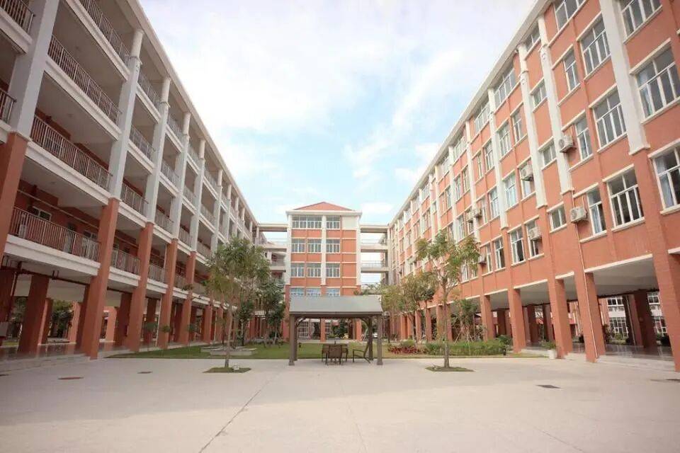 广东东莞一学校家委收取每名学生200元班费！镇教育管理中心回应：情况属实，属违规收费