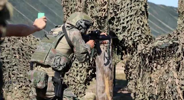 有歼20驾驶证!男子冒充飞行员,与100多女性搞暧昧,诈骗上万元