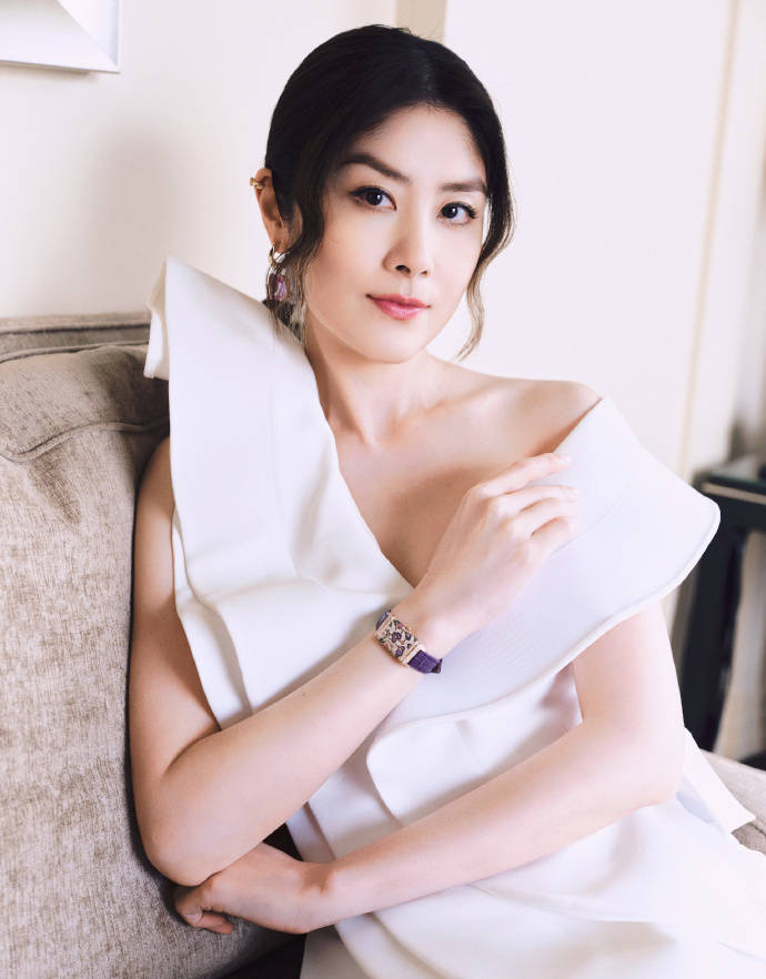 “贵姐”陈慧琳穿露肩装状态如32,董璇黑色长裙彰显”地母“风范