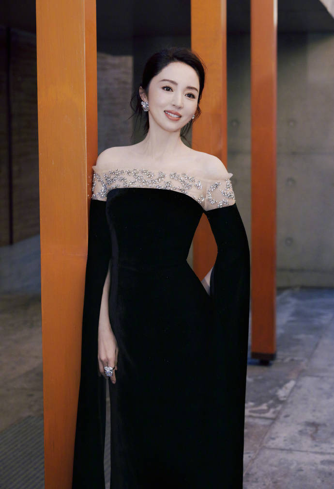 “贵姐”陈慧琳穿露肩装状态如32,董璇黑色长裙彰显”地母“风范