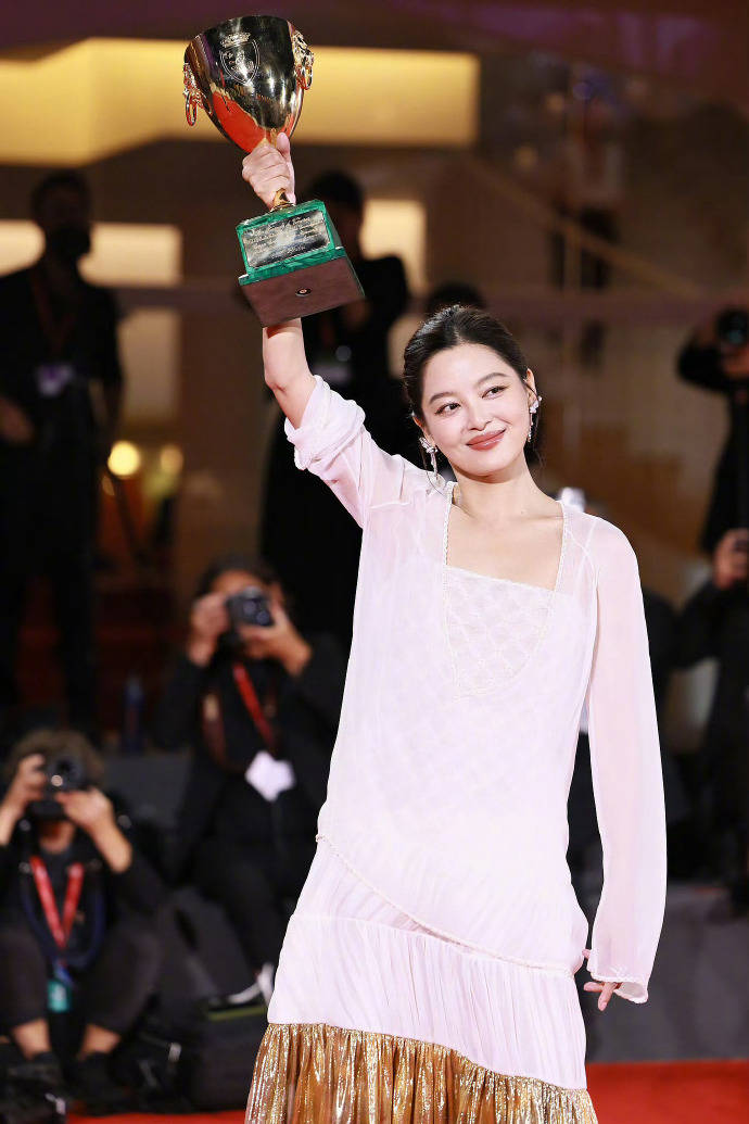 “贵姐”陈慧琳穿露肩装状态如32,董璇黑色长裙彰显”地母“风范