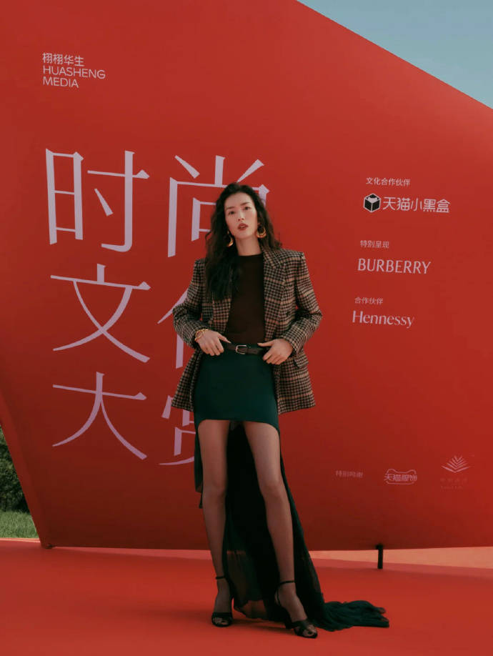 “贵姐”陈慧琳穿露肩装状态如32,董璇黑色长裙彰显”地母“风范