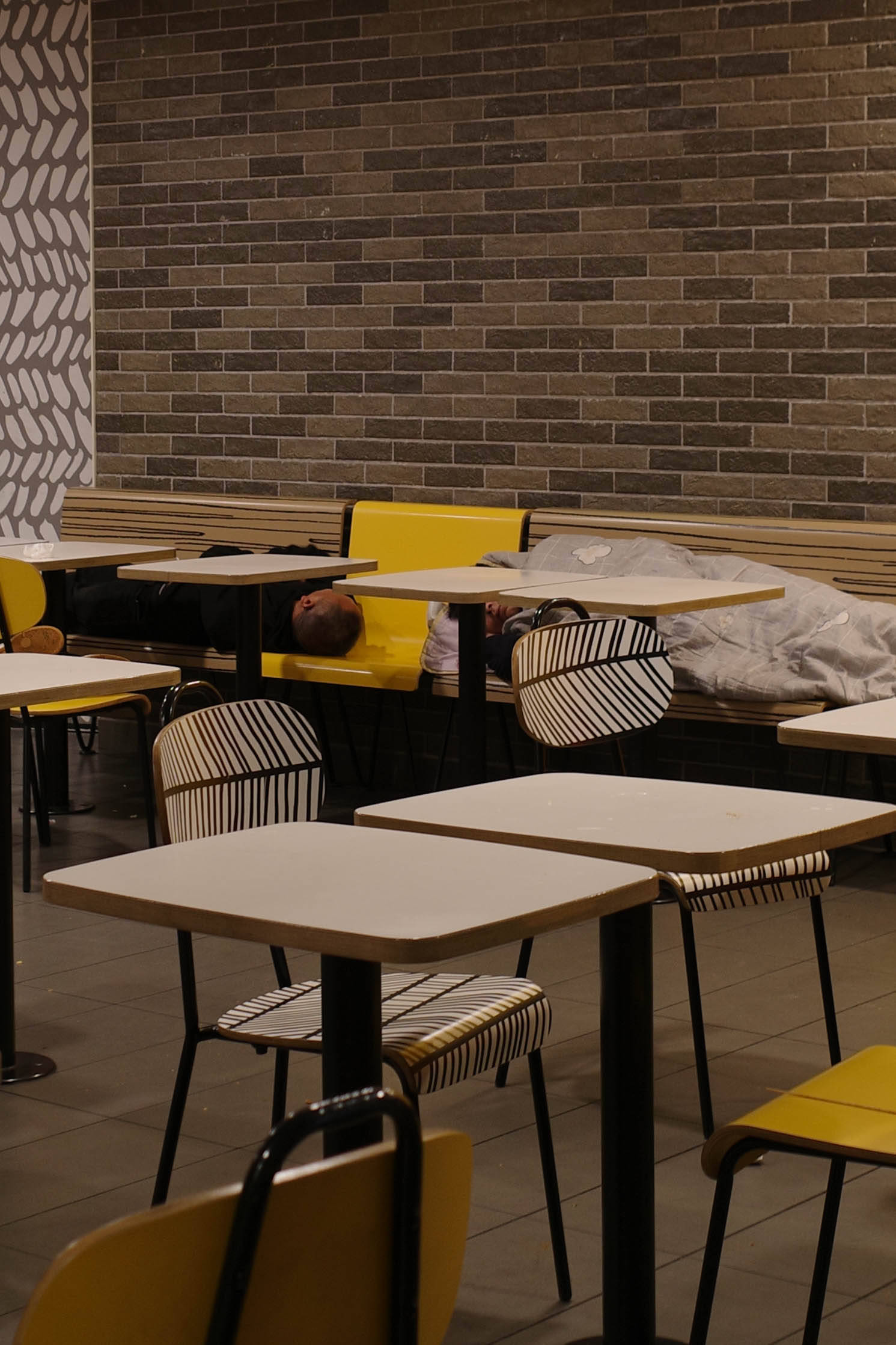 麦当劳夜宿者：老人占六成，各有心酸事