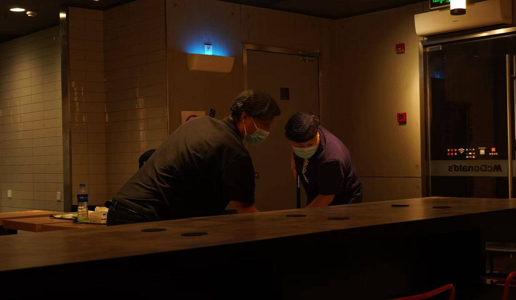 麦当劳夜宿者：老人占六成，各有心酸事