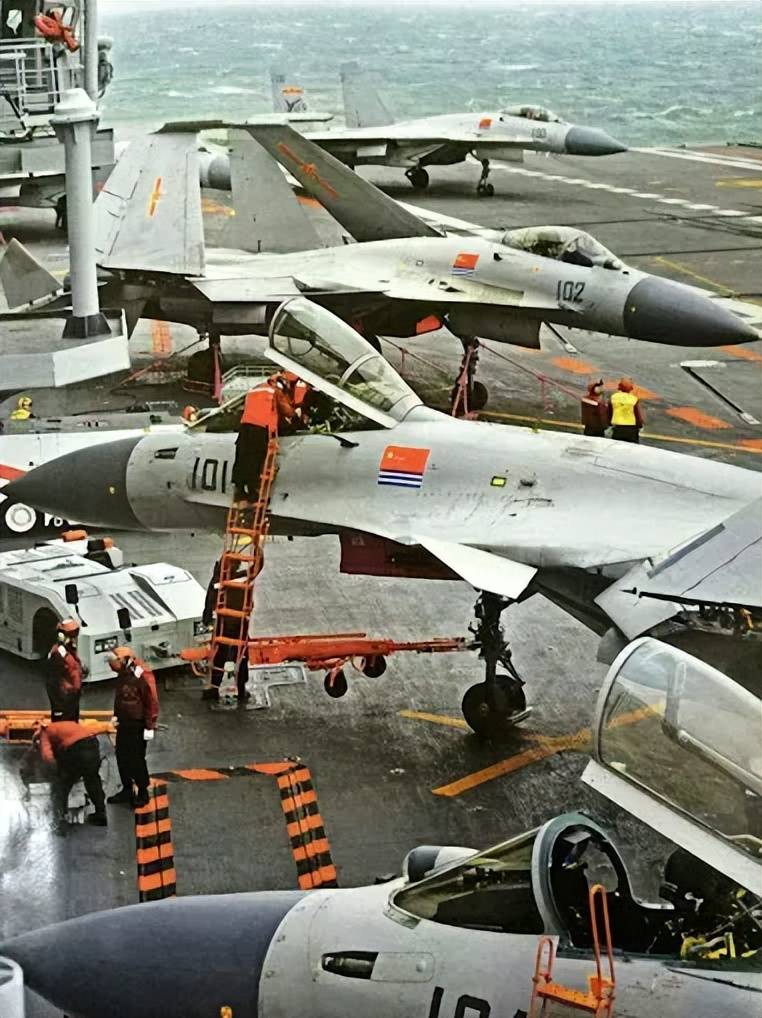 央视曝光!歼-35A改用内置登机梯,和F-35的一模一样?