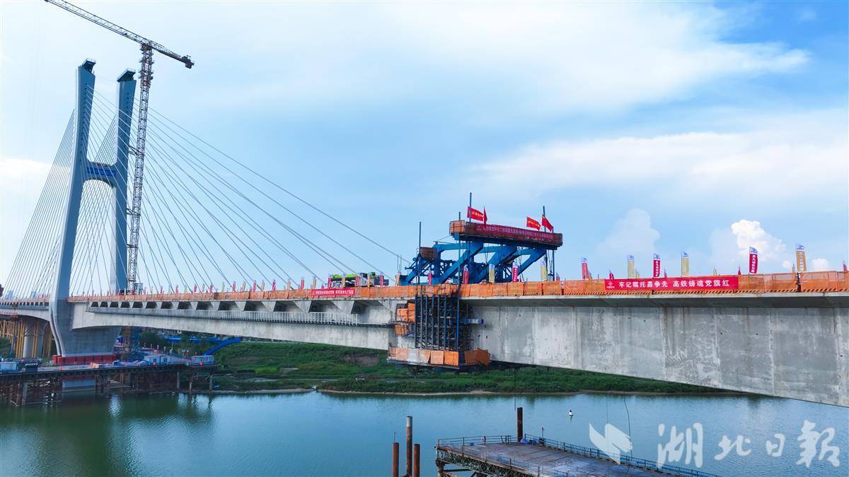 在鄂央企承建!昌九高铁南昌扬子洲赣江公铁大桥合龙