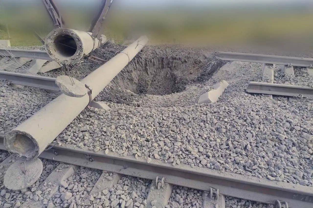 俄军终于开炸铁路枢纽，炸嗨了，多轮炸弹雨砸下，乌克兰扛不住了