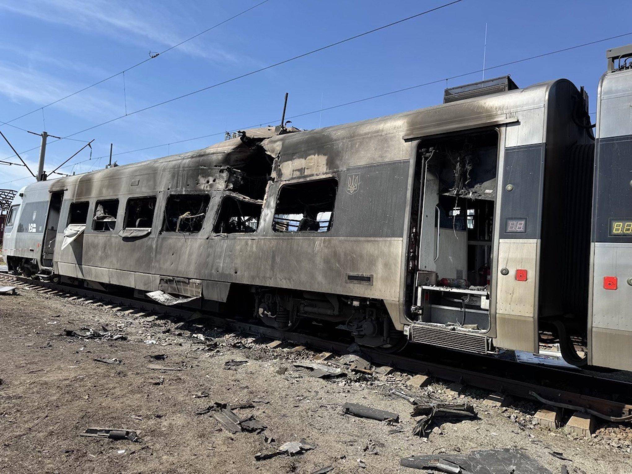 俄军终于开炸铁路枢纽，炸嗨了，多轮炸弹雨砸下，乌克兰扛不住了