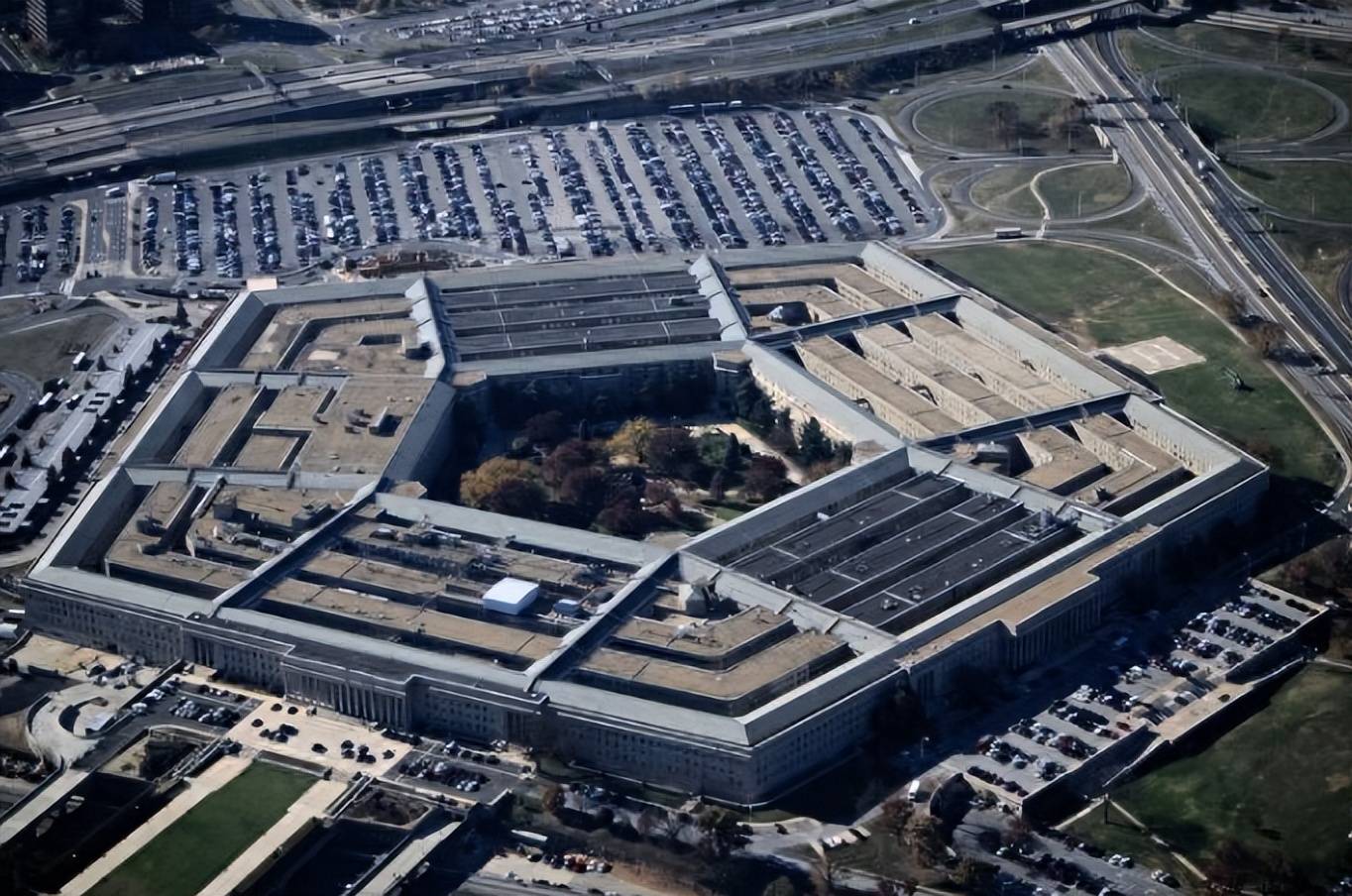 歼20让美日雷达失灵，美派2波人求和，话音刚落，英航母撤离南海