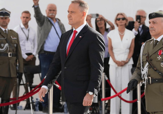 对中方做出保证后，波兰转头就拒守承诺，大批货柜滞留，中方早就找到解决办法