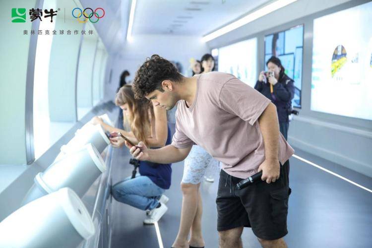 全球乳业智造新标杆在哪里？海外博主探秘蒙牛低温（武汉）工厂