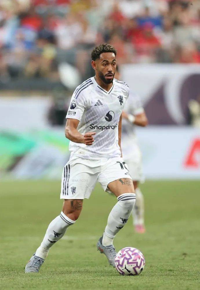 曼联真的不买后腰了?