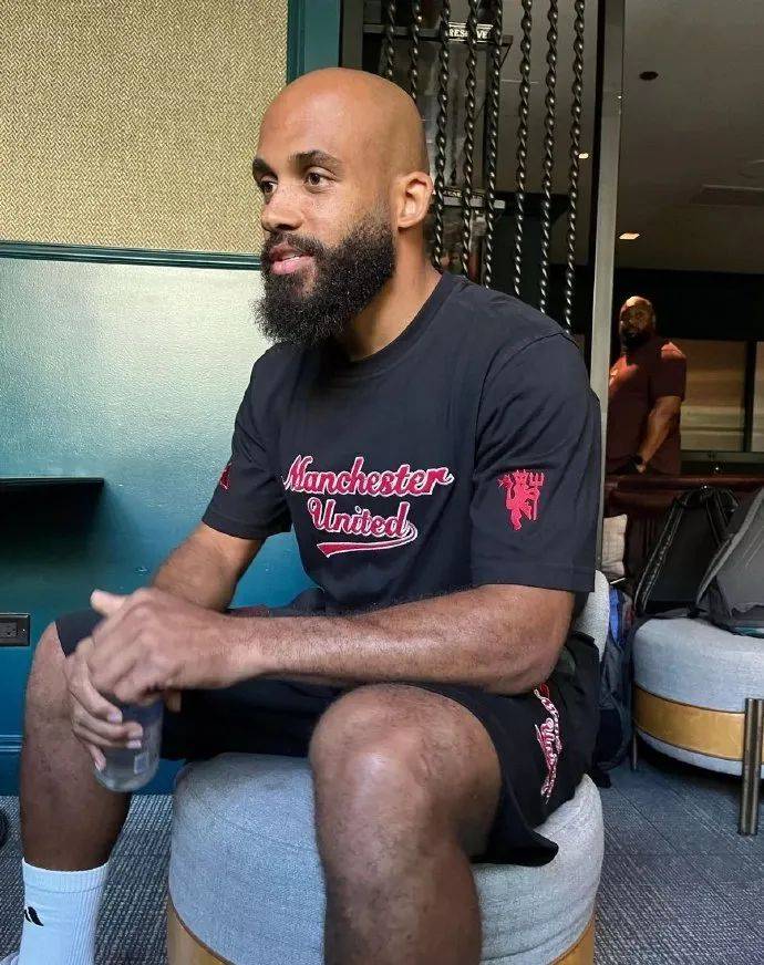 曼联真的不买后腰了?