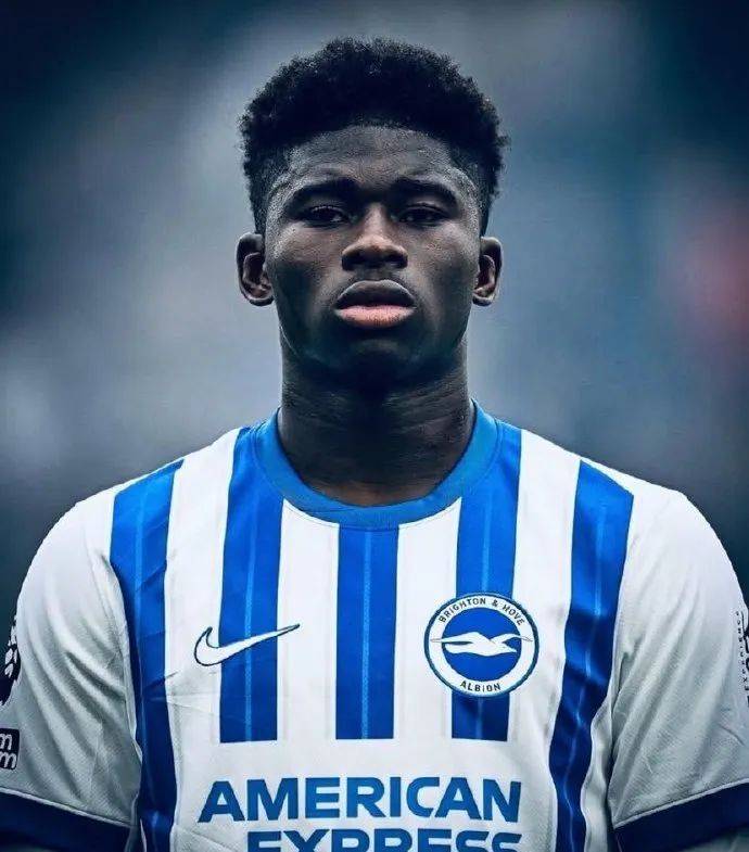 曼联真的不买后腰了?