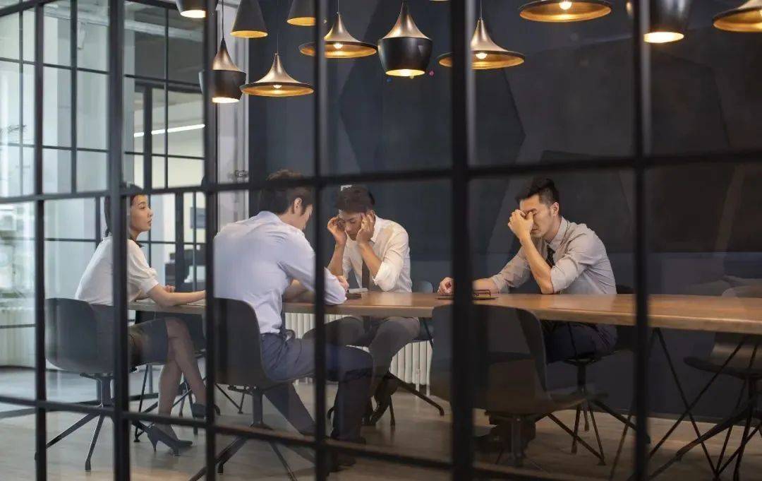 从年薪百万到降薪裁员,揭开“禁止炫富”的金融圈职场真相