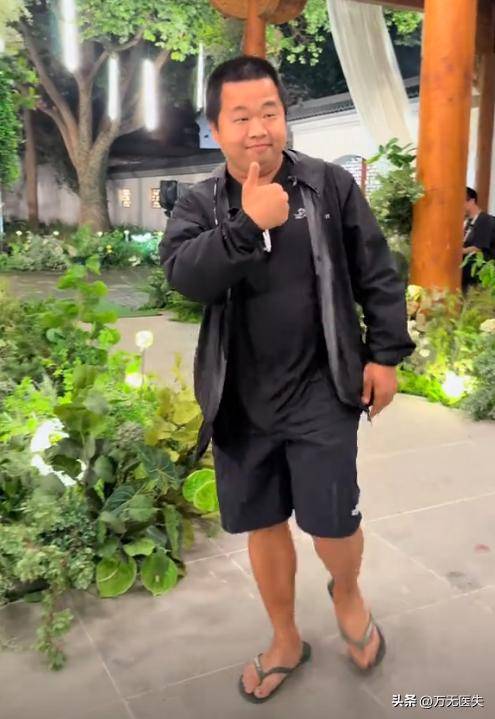 蓝战非2400万粉丝账号被禁止关注,除了炫富,其消极言论也被质疑