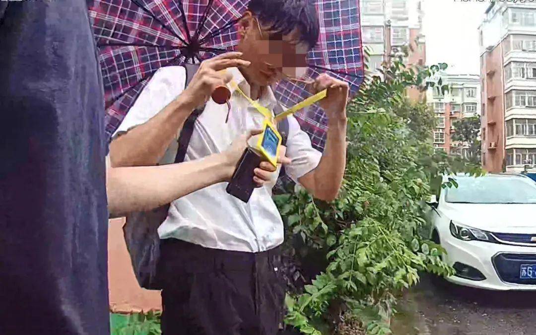 孙大妈取了13万现金，准备交给“证券公司”业务员……