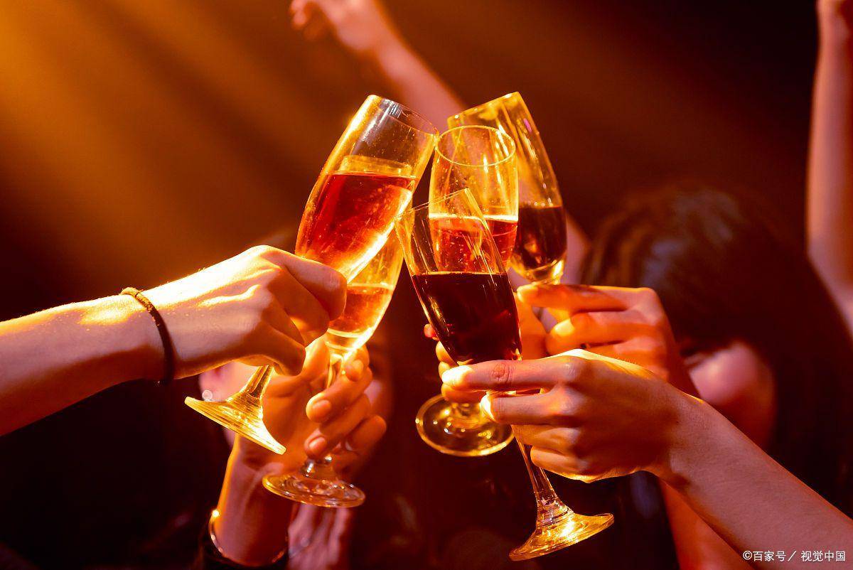 用烂的老骗局还有人中招？真是让人无话可说。重庆10人聚餐9人开溜事件有了新进展，最后被留下的张先生写下承诺书并抵押身份证后悔了。然而，他能免去责任吗？公开信息显示，重庆九龙坡一家餐馆在2025年12月10日晚遭遇一起聚餐逃单事件。10人聚餐消费总额为1262元，散席时9名参与者陆续离...