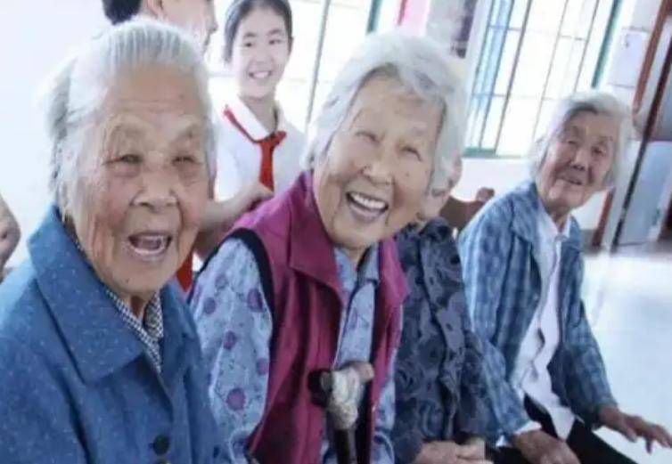 2026年养老金还会继续上涨吗？2个信号非常利好，4类人涨钱会更多