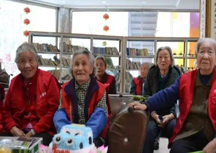 2026年养老金还会继续上涨吗?2个信号非常利好,4类人涨钱会更多