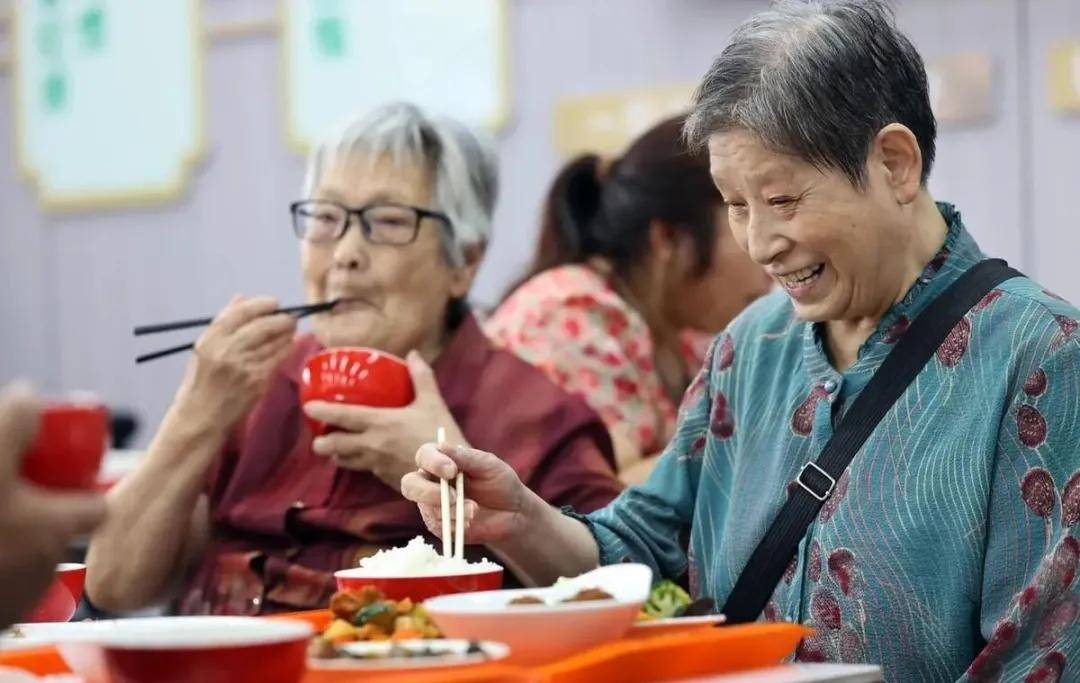 人社部刚交了底!2026年养老金或上涨有望,会继续限高拉低?2025年12月31日前退休的人员,都可以参与吗?