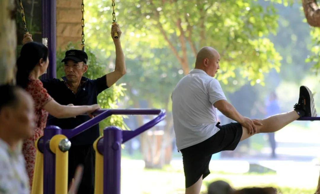 人社部刚交了底!2026年养老金或上涨有望,会继续限高拉低?2025年12月31日前退休的人员,都可以参与吗?