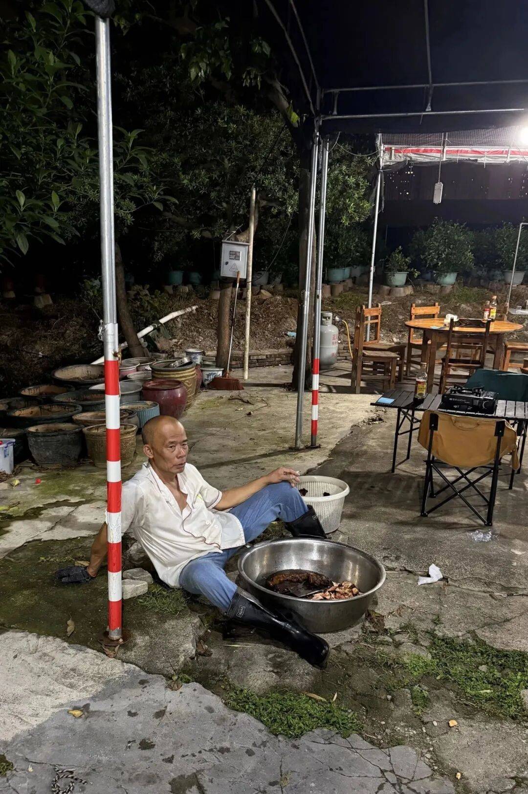 “我准备倒闭了！”广东爆火鸡煲店老板再发声：你们去隔壁吧，我这是冰冻鸡，别来了；儿子：家里有养鸡场，最多还能撑一到两个月